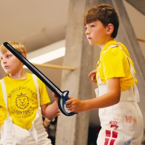Liontouch - Sports Fencing Sabres, Red & Blue | for Boys & Girls Aged 3+ Years | Foam Toy for Kids in Realistic Design | Safe and Playful Introduction & Practice Weapon for Young Fencers & Children