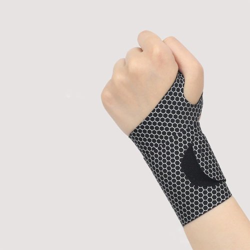 Adjustable Hand Wristbands Used in Sports Such as Basketball are Good for Cooling Down and preventing Sweat