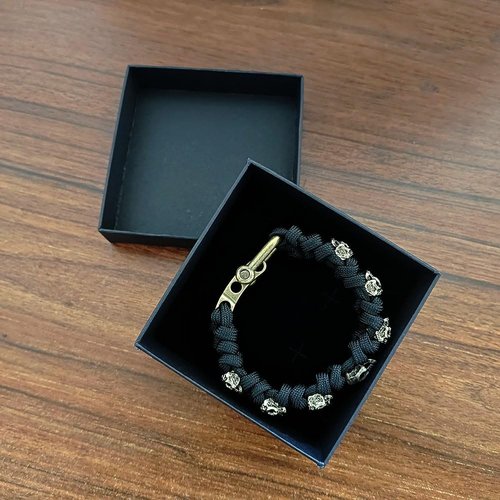 Yuanyora Skull Paracord Bracelet Adjustable Black Survival Bracelet with Skull Charms Secure U-Shackle Closure Gothic Paracord Bracelets for Men(Black)
