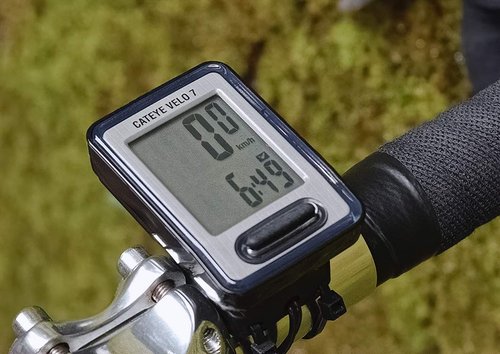 CATEYE Velo Wired Bike Computer – Entry-Level Speedometer and Odometer, Perfect for Beginner Cyclists, Auto Start/Stop, Easy Setup for Road, MTB, Gravel Bikes, 3 Year Battery Life