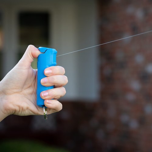 SABRE Pepper Gel Kit with Blue Water Practice Spray, 25 Bursts, Maximum Strength, Gel Is Safer, Ergonomic Finger Grip, Fast Flip Top Safety, Comes With A Blue Water Practice Spray Canister