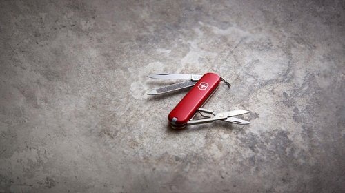 Victorinox Classic SD Swiss Army Knife, Compact, 7 Functions, Swiss Made Pocket Knife with Small Blade, Screwdriver and Key Ring - Style Icon (Red)