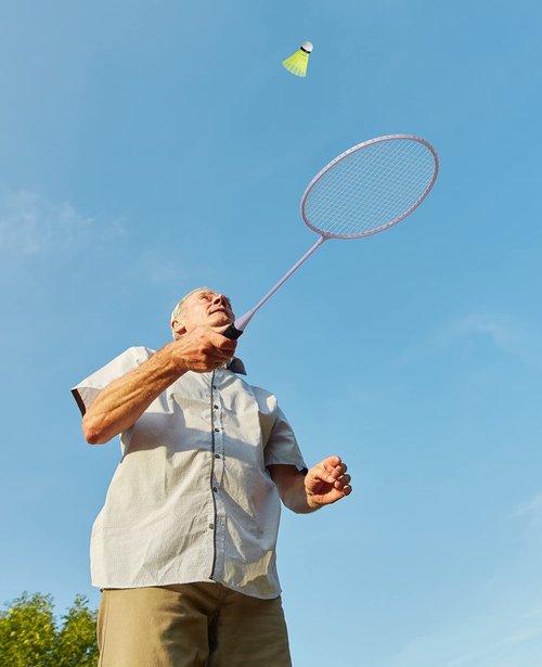 AboveGenius Badminton Rackets Set with 6 Shuttlecocks, Lightweight Badminton Set of 6 for Outdoor Backyard Games, Racquets with Durability for Beginners and Casual Players