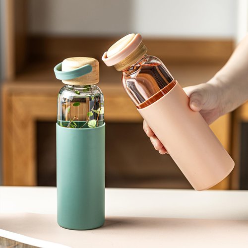 wangsdjy 21oz Borosilicate Glass Water Bottles with Silicone Non-Slip Sleeve & Leak-Proof Lid-Reusable Drink Bottle for Office,Travel,Gym,Hiking-BPA Free,Ideal Gift for Home,Car &Fitness (Green)