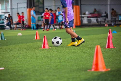 9 Inch Plastic Training Traffic Cones, Sport Cones, Agility Field Marker Cones for Soccer Basketball Football Drills Training, Outdoor Activity or Events - Set of 10, Orange