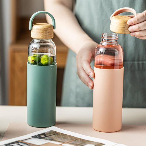 wangsdjy 21oz Borosilicate Glass Water Bottles with Silicone Non-Slip Sleeve & Leak-Proof Lid-Reusable Drink Bottle for Office,Travel,Gym,Hiking-BPA Free,Ideal Gift for Home,Car &Fitness (Green)