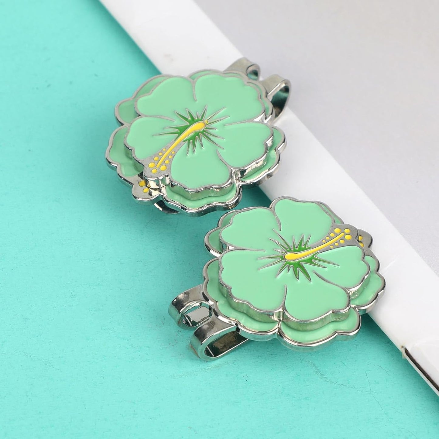 2pcs Magnetic Golf Ball Marker with Hat Clip, Flower Shape Golf Marker Magnet Set Cap Hat or Visor Clip Sports Bag Accessories for Women Men Golfer Friends Gift
