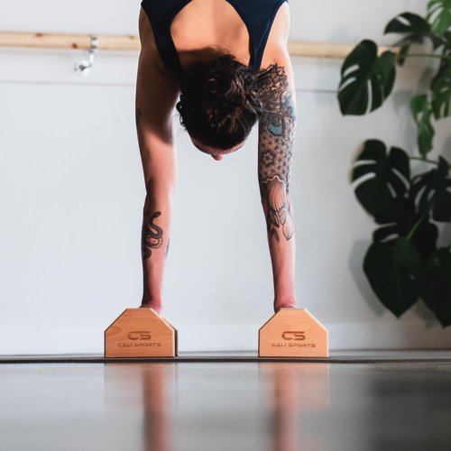CALI SPORTS Push Up Bar Calisthenics Equipment, Solid Wood Parallettes Bars for Floor Use, Perfect Pushup Bar and Handstand Push Up Handles for Men and Women, Includes Wrist Wraps