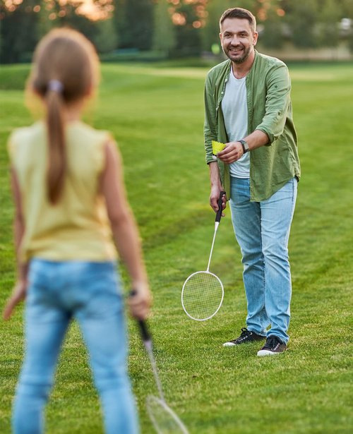 AboveGenius Badminton Rackets Set with 6 Shuttlecocks, Lightweight Badminton Set of 6 for Outdoor Backyard Games, Racquets with Durability for Beginners and Casual Players