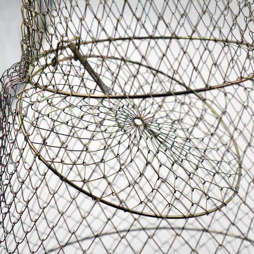 OperSeven Metal Rustproof Collapsible Fish Basket - Robust and Easy to Use Net Cage for Live Fish