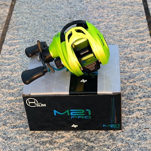 Baitcasting Reels, 7.2:1 Gear Ratio Fishing Reel with Magnetic Braking System Casting Reel for Freshwater,Saltwater Green Left