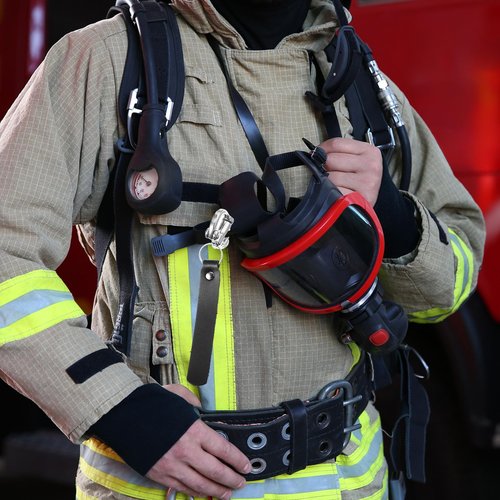 Reallnaive 2 Pcs Firefighter Quick Release Shackle with Leather Handle for SCBA Mask Quick Release Clip Firefighter Tools Accessories Marine Grade 316 Stainless Steel Snap Shackle for Rigging, Black