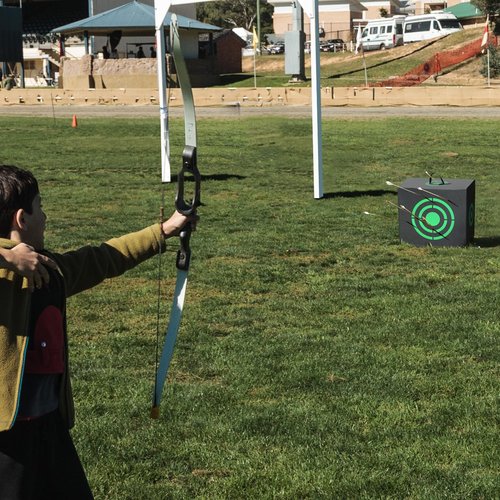 VEVOR Archery Target Block, 16"x18" All-Side Bow Target Block, Outdoor Portable Archery Target with Carry Handle, Easy Arrow Removal, Great Visibility, Lightweight, Easy to Transport, Black