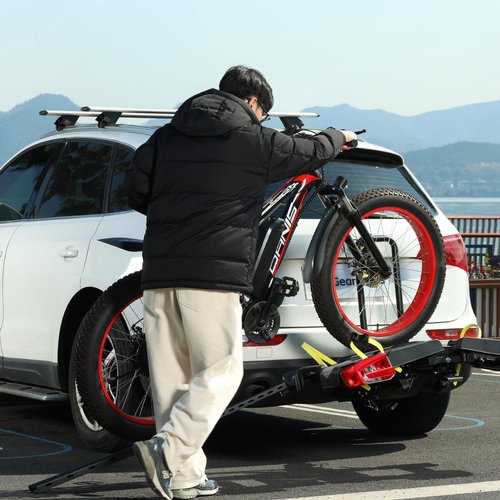 Gearantics 2 E-Bike Foldable Hitch Mount Bike Rack with Light for 2" Receiver SUV & Trucks, Up to 4'' Fat Tire, Lockable Hitch Racks for E-Bike with Ramp and Wheels, 180 LBS Capacity